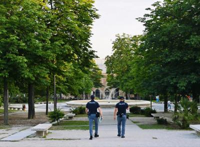 Macerata, infastidisce gruppo di ragazze e si scaglia contro i poliziotti: arrestato 21enne ai Giardini Diaz