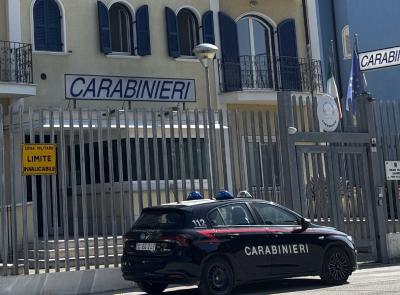 Coltello da cucina in mano nel centro cittadino: 43enne denunciata a Porto Recanati