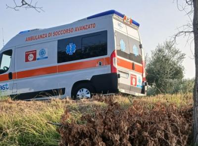 Potenza Picena, scontro tra auto e scooter: 41enne soccorso dal presidente della Croce Rossa e trasferito a Torrette