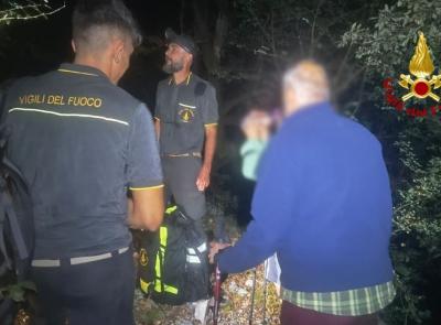 Perdono il sentiero e restano bloccati nel bosco: soccorsi due escursionisti tedeschi