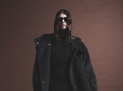 Dal total black ai contrasti: come indossare il cappotto nero da donna