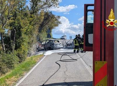 Recanati, scontro frontale sulla Montefanese: due auto prendono fuoco. Un ferito all'ospedale