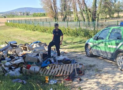 Porto Recanati, svuotano una soffitta e abbandonano i rifiuti in campagna: tre denunciati