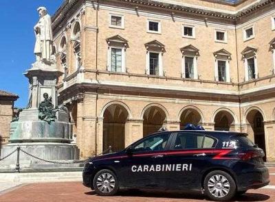 Recanati, Insegue e aggredisce un coetaneo con coltello e con un petardo: denunciato 19enne