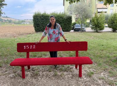 Piediripa, la panchina rossa si veste d'arte: l'opera delle "Uncinettine" contro la violenza sulle donne