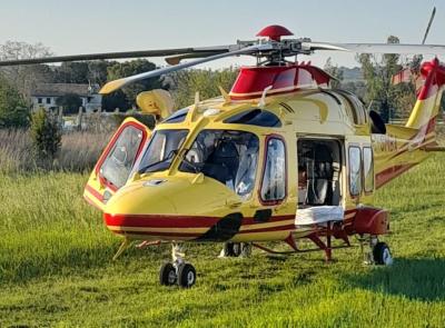 San Severino, perde il controllo della moto e finisce in un campo: centauro soccorso in eliambulanza