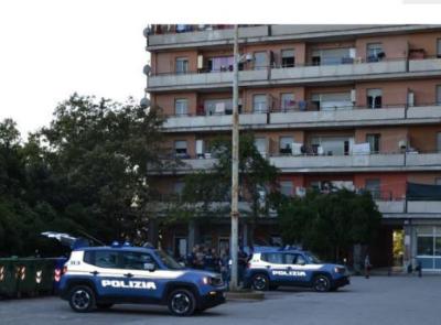 Maxi controlli interforze all'Hotel House: identificate 86 persone, 27 appartamenti perquisiti