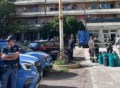 Maxi controlli interforze all'Hotel House: ispezionati 27 apprtamenti, sequestrate bombole Gpl non a norma