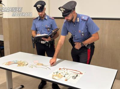 Macerata, truffe agli anziani: si fanno consegnare oro e contanti per 10mila euro, fermati due giovani