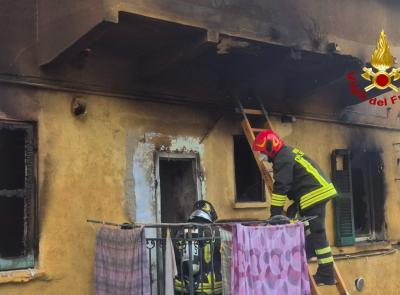 Scoppia incendio in un appartamento, evacuata una persona: morto un cane