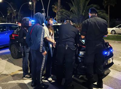 Civitanova, si aggira tra le auto sul lungomare e prova ad aprirle: 39enne denunciato