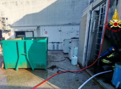Montecassiano, fiamme nel filtro di aspirazione di un macchinario laser: Vigili del Fuoco al lavoro in un'azienda