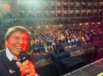 Gianni Morandi incanta lo Sferisterio: una notte da "eterno ragazzo"