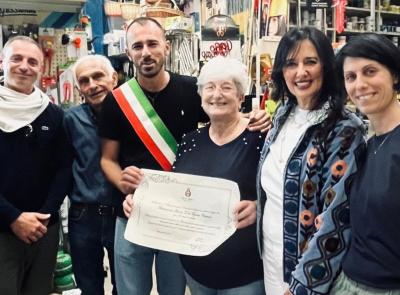 Matelica, la Ferramenta Fai da te festeggia 50 anni: il Comune 'premia' Tiziana Cipriani