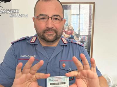 Macerata, si presenta in caserma con la carta d'identià manomessa: denunciato 45enne
