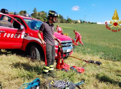 Tolentino, si cala nel pozzo per salvare il cane e resta bloccato: intervengono i Vigili del Fuoco