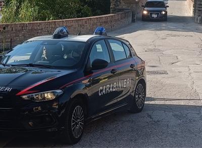 Tolentino - Disoccupato ma viveva in hotel e aveva 1500 euro in auto: spacciava, 30enne in manette