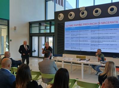 Rapine in banca, il fenomeno crolla ma cambiano le modalità: a Macerata formazione sulla sicurezza