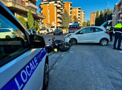 Macerata, scontro tra auto e moto: giovane trasportato a Torrette