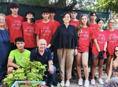 "Intrecci di generazioni", a Treia le fotografie raccontano l'incontro tra giovani e anziani