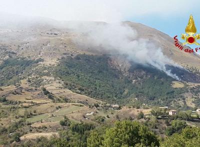 Rogo sui Sibillini, intervento di un elicottero a Montemonaco