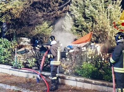 Pieve Torina, scoppia incendio in una casa mobile: uomo resta ustionato
