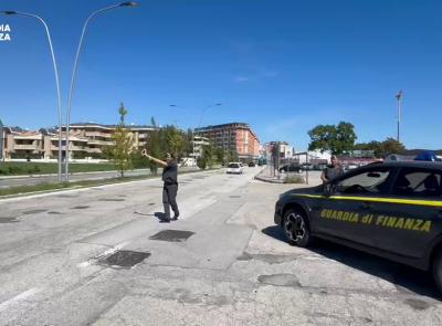Civitanova, maxi controlli della Finanza: scoperti 10 lavoratori in nero, sequestrati oltre 2 chili di droga
