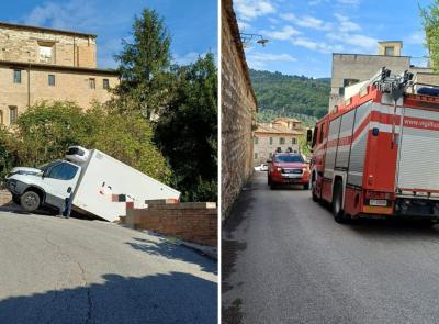 San Severino, camion finisce in bilico sulla scarpata, chiusa la strada per Castello al Monte
