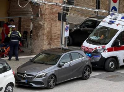 San Severino, 37enne trovato a terra sotto il loggiato di piazza del Popolo: trasportato all'ospedale