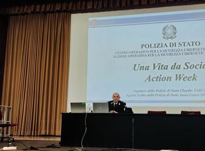 Cyberbullismo, messaggi d'odio e radicalizzazione online: la Polizia Postale incontra gli studenti a Macerata