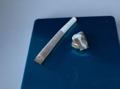 Macerata, gli agenti in moto incastrano un 24enne: fumava hashish in auto, patente ritirata