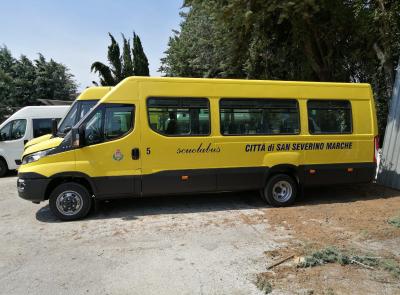 San Severino, danneggiato uno scuolabus comunale: tagli agli pneumatici, indagini in corso