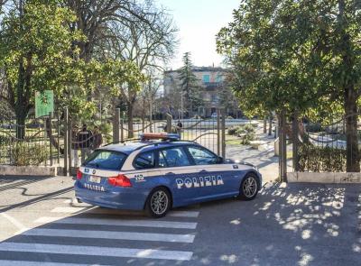 Macerata, consegna l’hashish agli agenti durante un controllo ai Giardini Diaz: denunciato un giovane