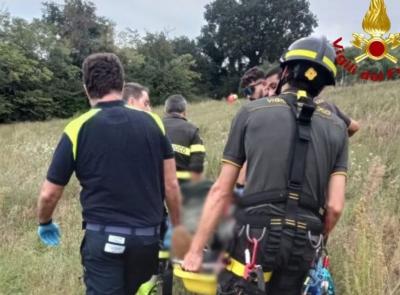 Civitanova, un passante sente delle urla e rintraccia un cacciatore finito in un fosso