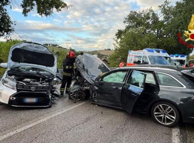 Scontro frontale tra due auto: una persona resta incastrata nell'abitacolo, due feriti all'ospedale