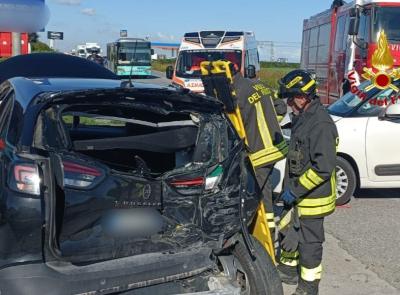 Scontro tra due auto e un camion sulla Statale Adriatica: tre feriti, uno estratto dalle lamiere