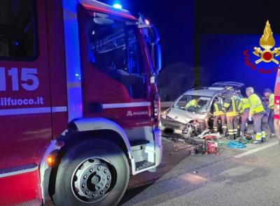 Incidente in superstrada all'alba: due feriti, uno estratto dalle lamiere. Traffico bloccato