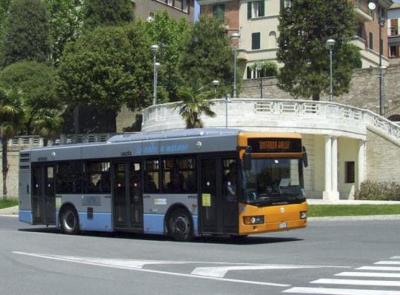 "Dati 120mila euro a un privato e bus di linea tagliati: il Comune chiarisca sulla navetta per il centro"