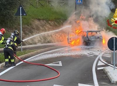 Auto  in fiamme mentre è in marcia: intervengono i Vigili del fuoco