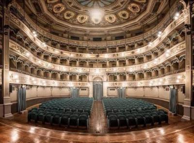 Accusa un malore durante lo spettacolo a teatro: decisivo l’intervento di due medici in platea