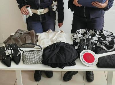 Civitanova, ruba oltre 200 euro di vestiti e scarpe nei camerini: 25enne bloccata e denunciata