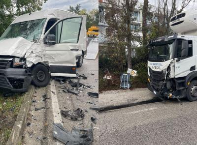 Macerata, scontro tra camion e furgone: detriti ancora in strada