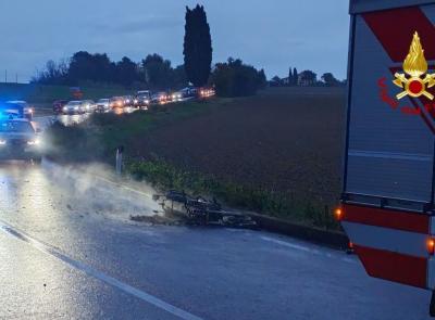 Tolentino, incidente sulla Sp 78: moto prende fuoco dopo lo scontro con un’auto