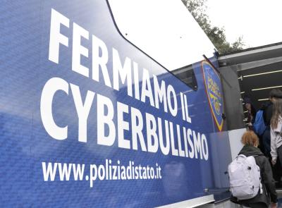 "Una vita da social", il truck della Polizia fa tappa a Macerata per educare i giovani ai rischi del web (FOTO e VIDEO)