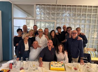 Ex compagni di classe si ritrovano dopo 40 anni: la rimpatriata degli ex studenti del "Corridoni"