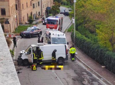 Urbisaglia, furgone si schianta contro il muro di una casa: muore un uomo di 57 anni
