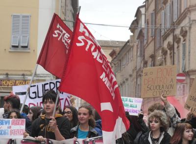 Macerata, il grido degli studenti: "Prezzi proibitivi e scuole fatiscenti, no al tetto degli stranieri in classe" (FOTO e VIDEO)