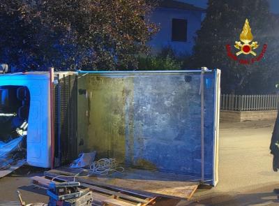 Matelica, scontro tra autocarro e vettura: autista estratto dalle lamiere e trasportato all'ospedale