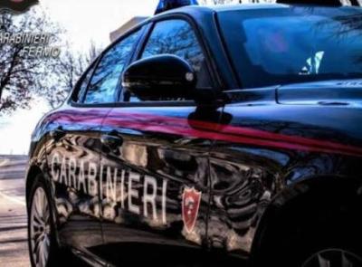 Ubriaco irrompe nell’hospice e mangia in cucina, operatrici barricate in una stanza. Denunciato 45enne