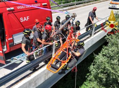 Lago di Fiastra, maxi addestramento dei vigili del fuoco: soccorsi in acqua con droni e l'elicottero da Pescara